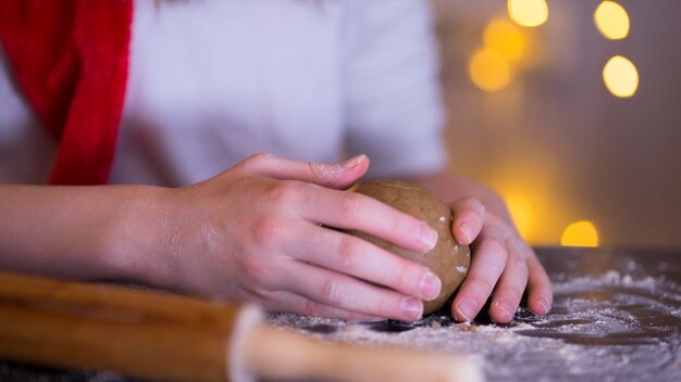 Ruky pripravujúce cesto